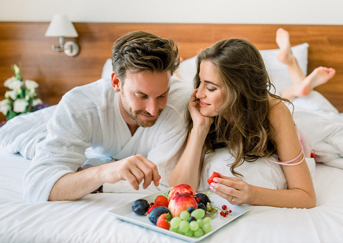 Pár pihen gyümölcstállal egy kényelmes hotelszobában a Bonvital Wellness & Gastro Hotel Hévíz őszi wellness csomagajánlatához.